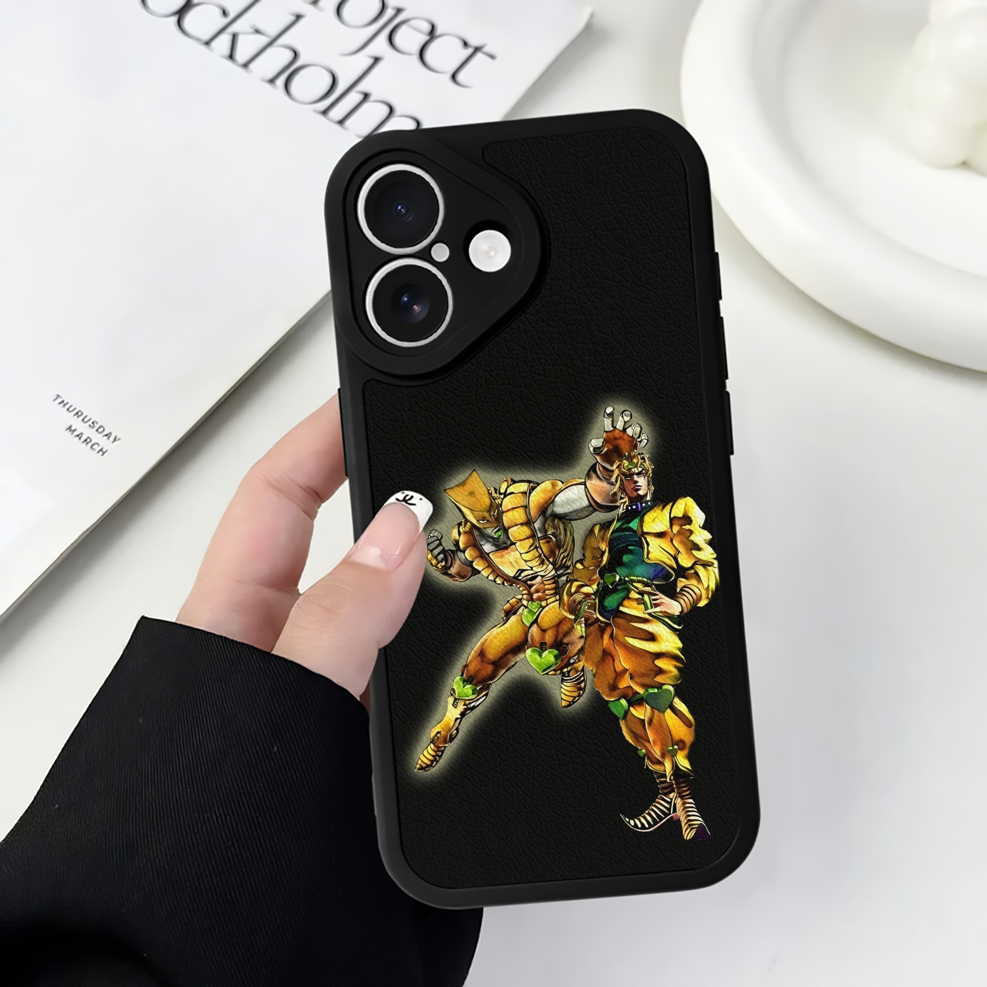 （画像用） ジョジョの奇妙な冒険 ディオ?ブランドー JoJo's Bizarre Adventure Dio Brando 【iPhone 16シリーズ対応】シリコンスマホケース（レザー調） 材質：シリコン